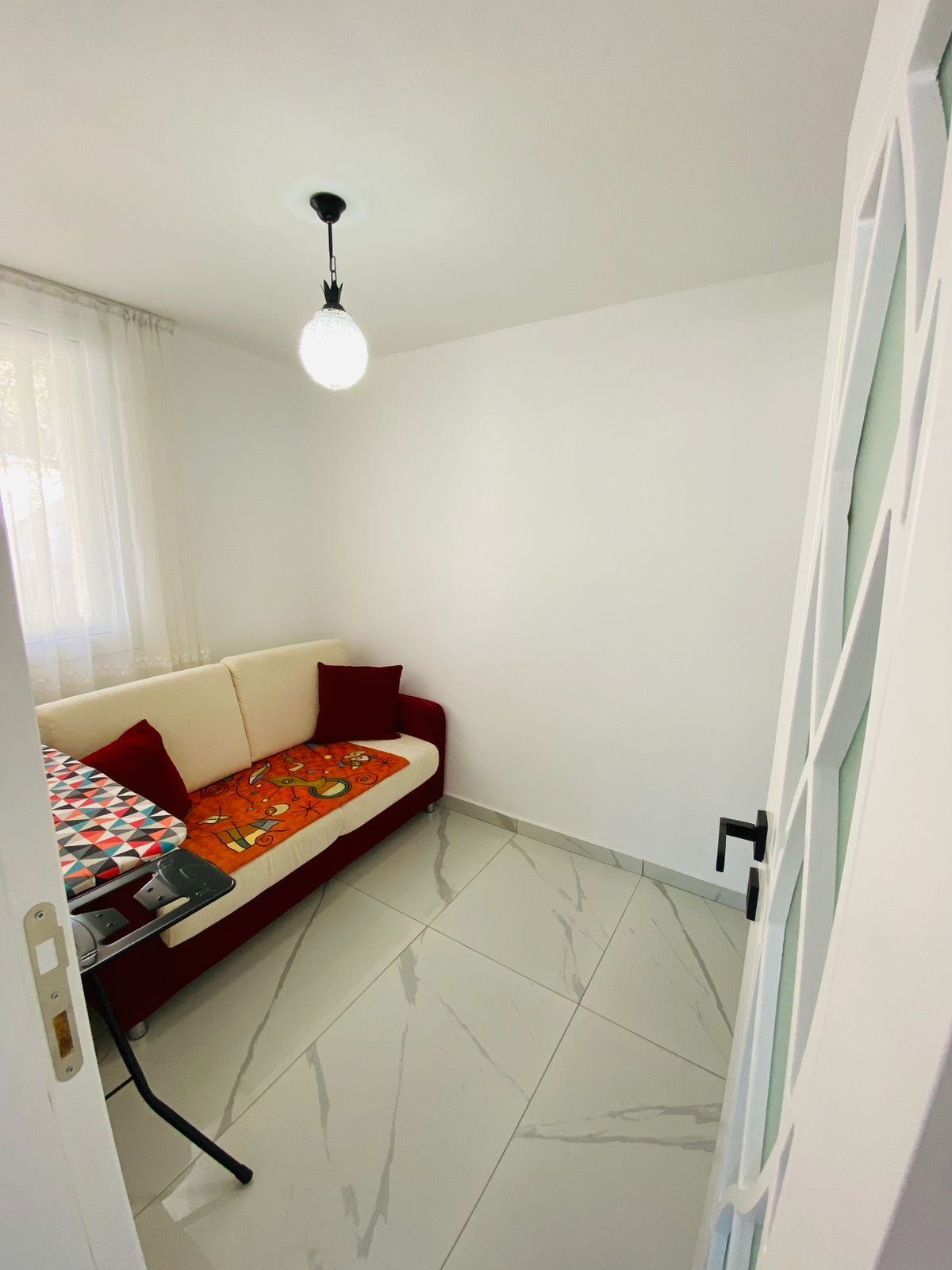 Marina manzaralı oturma odası